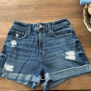 Hollister Ultra High-Rise Mom jean short 3”